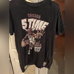 Mitchell & Ness Black Chicago Bulls 5-Time Champions Tee S M. Has 2 small holes.